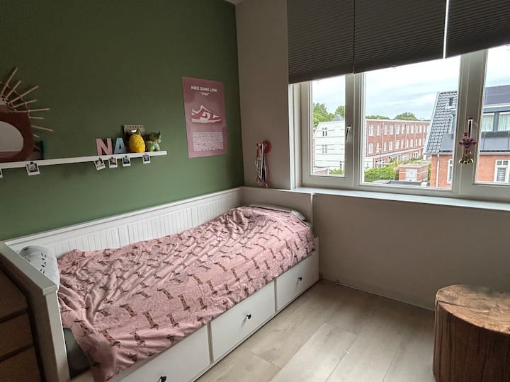 Საწოლი გაშლილია და შესაძლებელია ორადგილიან საწოლად გადაკეთება.