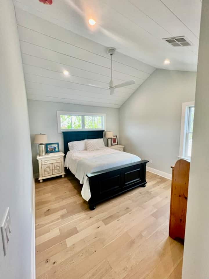 מיטת קווין סייז עם חדר רחצה צמוד פרטי.  ניתן להשתמש במשטח שינה זוגי נוסף לפי בקשה.