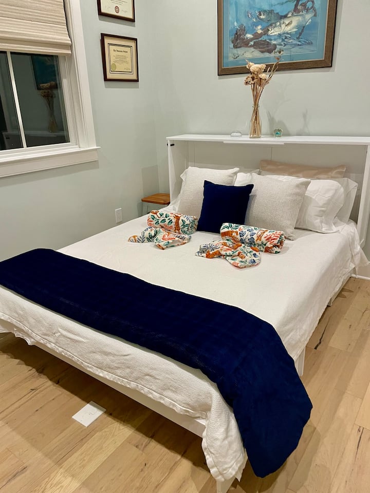 חדר שינה בקומה הראשית עם מיטת קווין סייז נפתחת לשניים