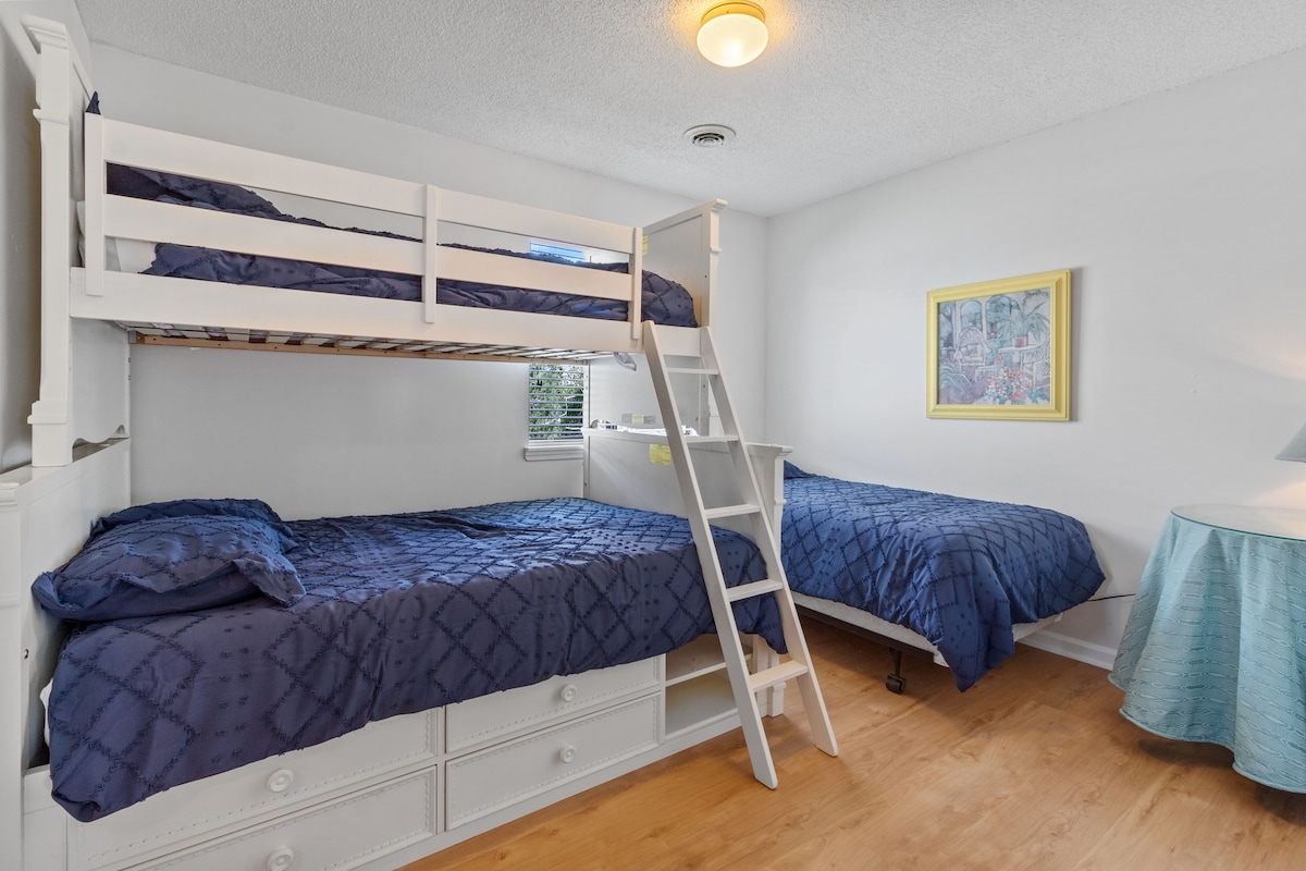 مرحبًا بك في ملاذك المريح! استمتع براحة السرير المكون من طابقين مع أدراج تخزين مدمجة، وهو مثالي للحفاظ على تنظيم متعلقاتك أثناء إقامتك. يوفر السرير الفردي الإضافي مساحة إضافية لك أو لضيوفك.