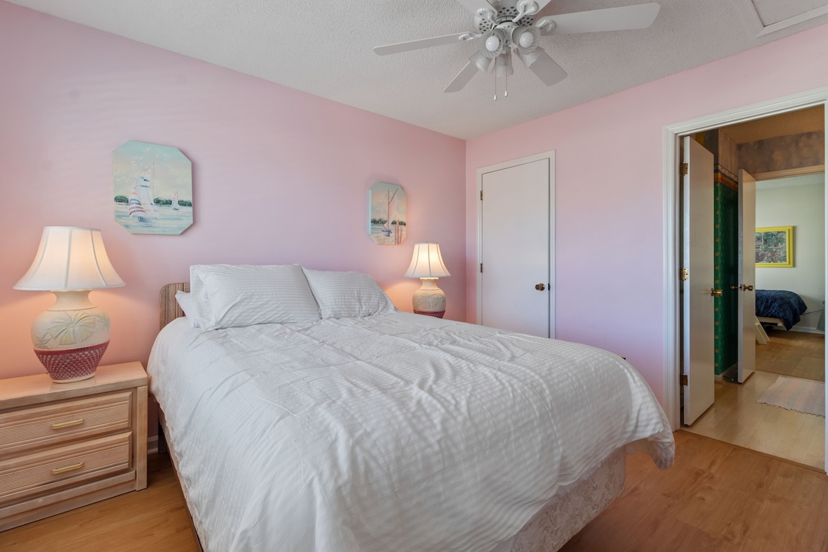 استمتع بإقامتك في هذا الملاذ الهادئ ذي الجدران الوردية. استرخ على السرير المريح بحجم كوين واستمتع بنوم مريح في مسكن مصمم للاسترخاء.
