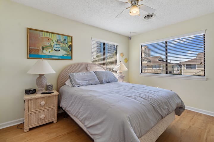 תיהנו מהנופש החוף המואר והאוורירי הזה, עם מיטת קווין סייז נעימה, שידה מעץ סלסל ומאוורר תקרה כדי שיהיה לכם נוח. הסתכלו מהחלון כדי להתפעל מהנוף.