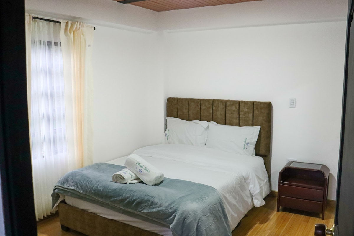 غرفة مريحة مع جاكوزي وحمام خاص.