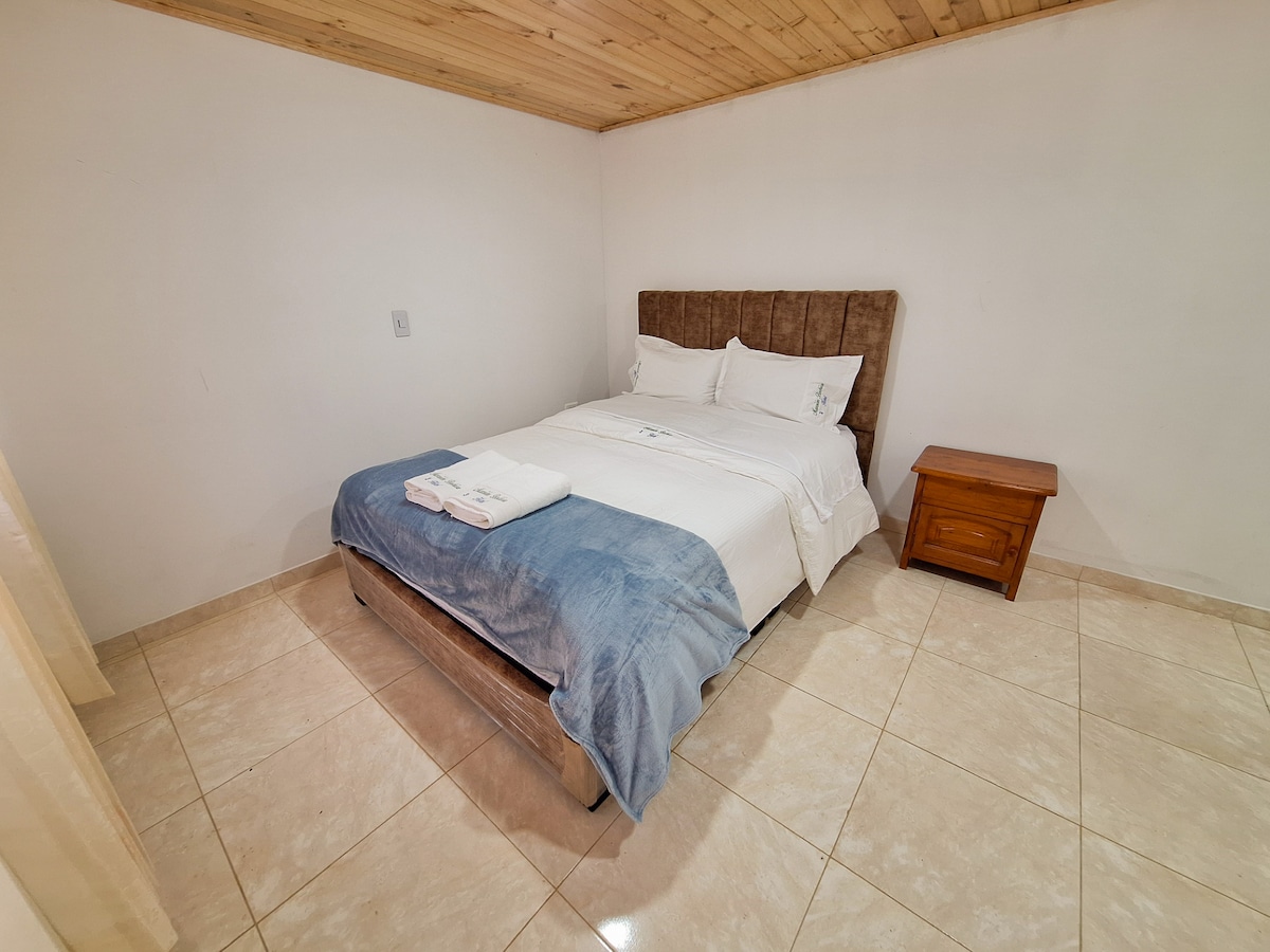 غرفة نوم واحدة 3 غرف مع حمام داخلي.