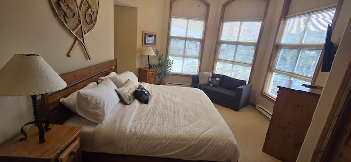 Dormitorio king y sofá cama individual (tamaño perfecto para un niño) con pequeño patio privado, baño privado con ducha de pie y TV inteligente.