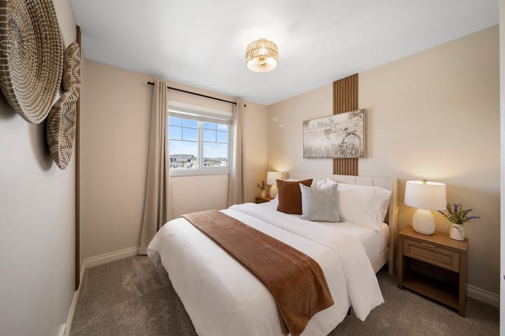 Cette charmante chambre à l'étage dispose d'un lit queen size confortable avec des draps propres et confortables, des stores, des rideaux occultants, des tables de chevet, beaucoup d'espace de rangement, un porte-bagages, des serviettes pour les invités et une vue sur la cour arrière et le parc.