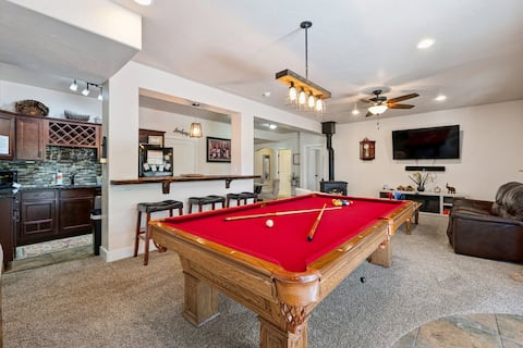 Top performing Airbnb: Lg 4-br 2-ba w/pool table, hottub, 10 min to USAFA in Colorado