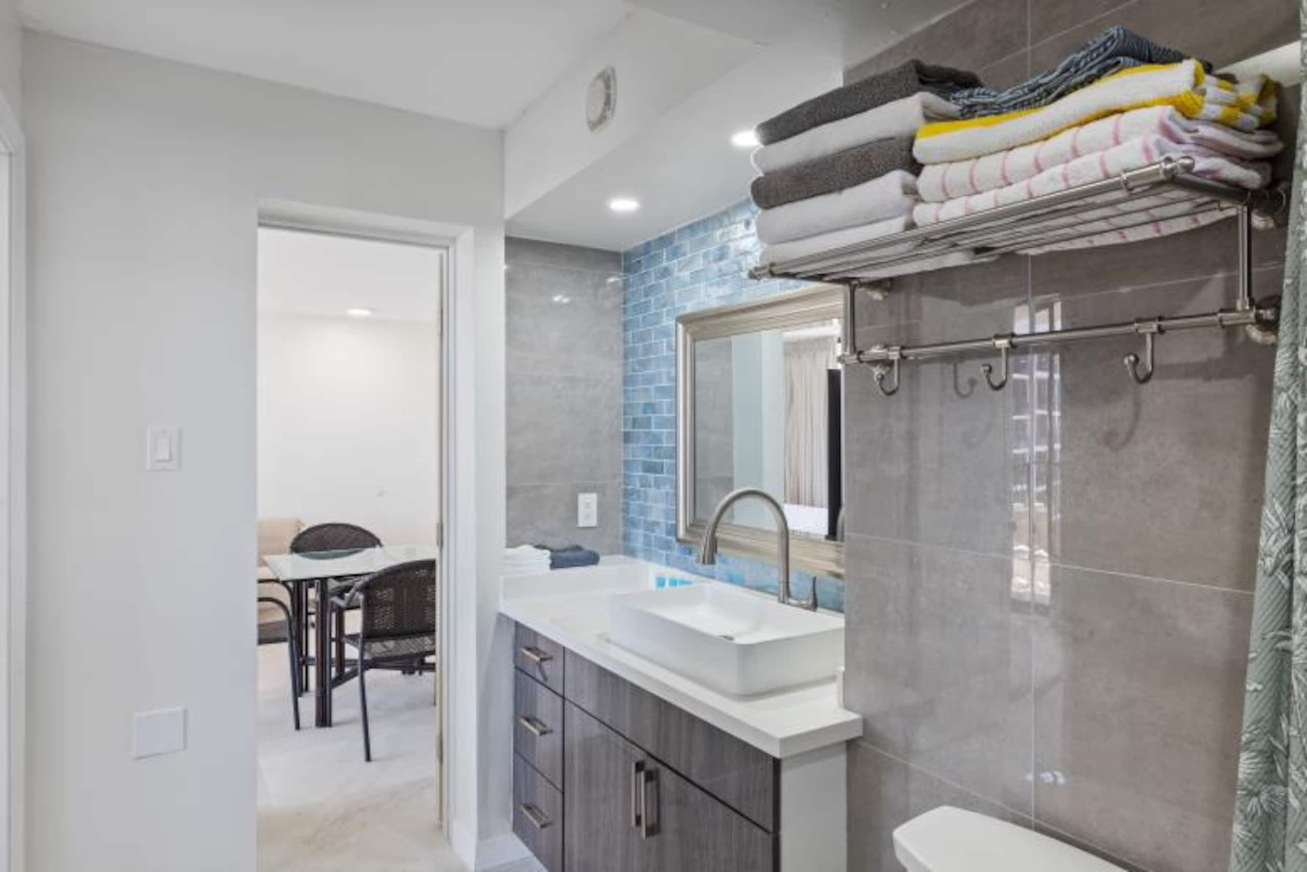 Condo in Honolulu · ★4.81 · 1 bedroom · 3 beds · 1 private bath - Image 14