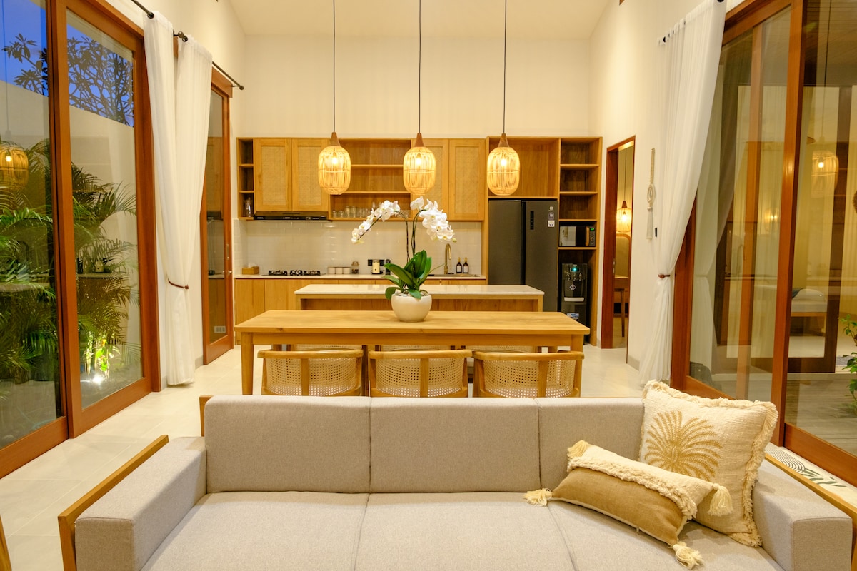 Villa in Denpasar Selatan · ★4.96 · 3 bedrooms · 5 beds · 3 private baths, сопоставимый объект Airbnb