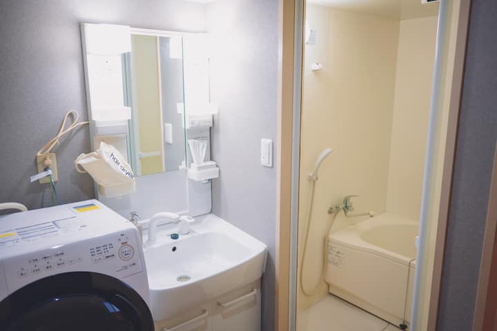清潔感あふれるサニタリースペース。使いやすい独立洗面台と、すぐ横には快適なバスルームをご用意しています。
