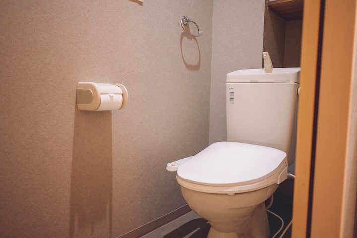 スッキリと清掃された清潔なトイレ。温水洗浄便座付きで、毎日快適にご利用いただけます。