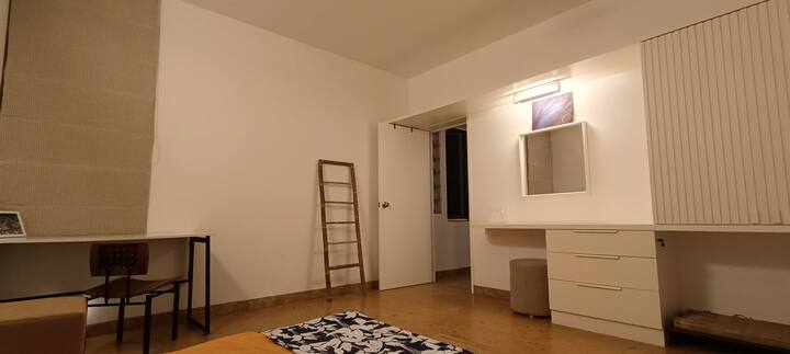 Interiores conectados a tierra, calma elevada: este es nuestro dormitorio.