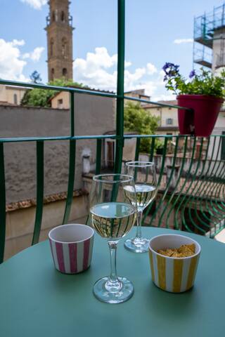 Design Apt near Ponte Vecchio with View – Bloomy® gallery image 4