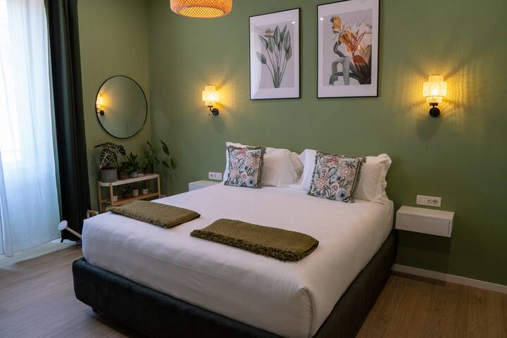 Design Apt near Ponte Vecchio with View – Bloomy® gallery image 2