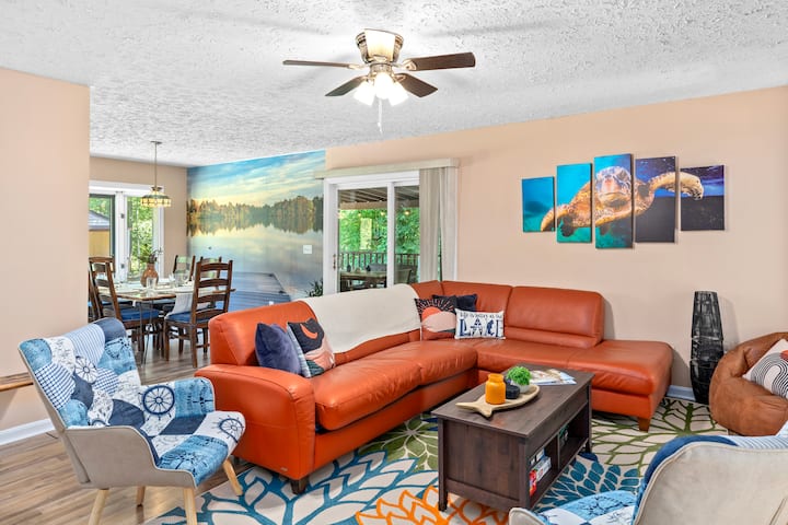 Glavni dnevni boravak i blagovaonica.  Klizna vrata koja vode na natkrivenu terasu