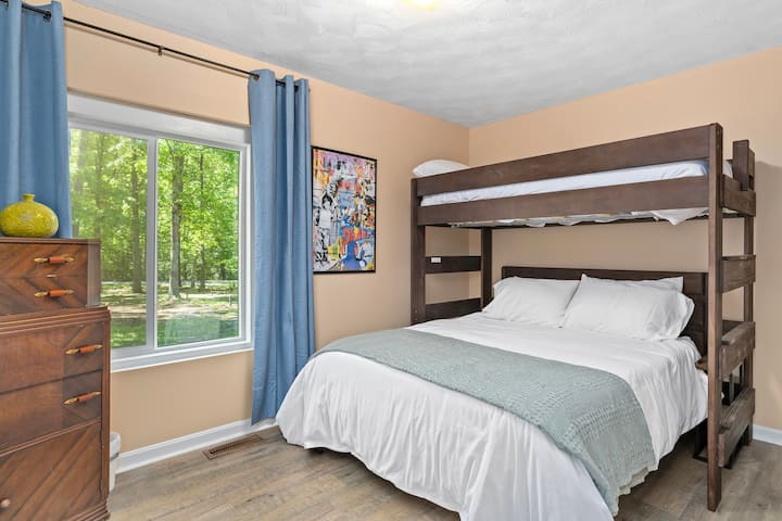 Treća spavaća soba. Krevet na kat s dva zasebna kreveta i francuskim krevetom