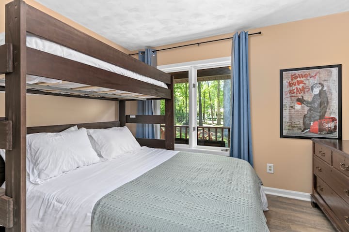 Druga spavaća soba. Krevet na kat s dva jednostruka ležaja iznad bračnog ležaja