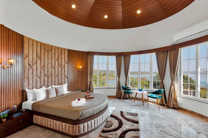 The White Castle, A Spacious 4-BDR Lakeside Villa