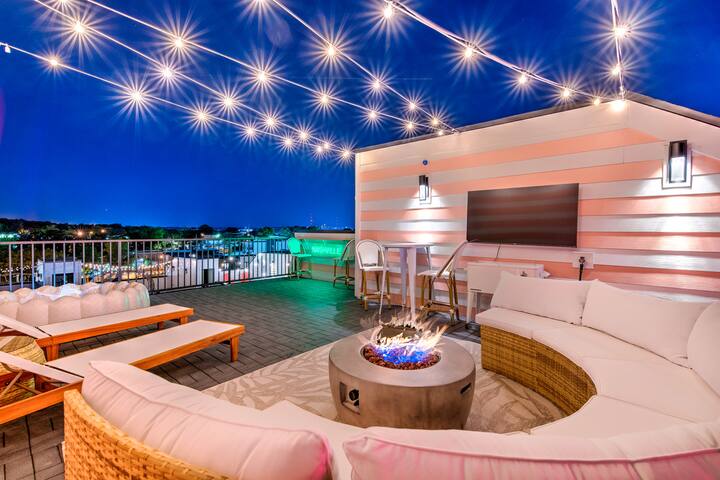 2 Huge Homes • 38 Beds • Game Room, Huge Hot Tubs gallery image 3