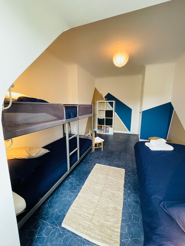 Dhomë gjumi e përbërë nga një krevat me rrota dhe NJË krevat marinari 90x190 cm