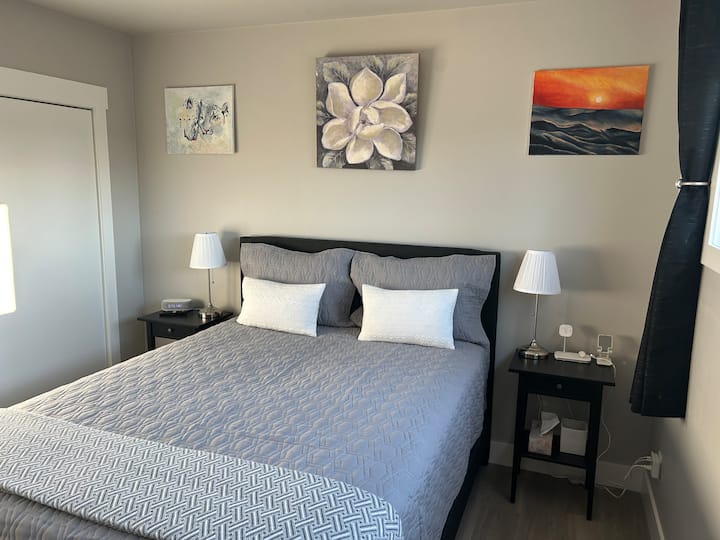 Chumba cha 1 (master) kilicho na kitanda cha ukubwa wa malkia (~$ 1500 Sealy seti) kilicho na benchi la mto mwishoni, meza za kando ya kitanda, taa za kando ya kitanda, chaja za MagSafe na Qi, redio ya saa, vuta luva, mapazia ya kuzima, kioo kamili na 55" LG 4K HDR UHD Tv.