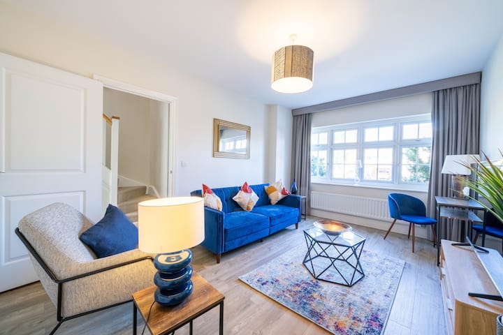 Udoban dnevni boravak s kaučem na razvlačenje, dvije ukrasne stolice i televizorom s Netflixom. Uključuje poseban prostor za rad, police s knjigama i razne društvene igre - savršene za opuštanje, rad ili uživanje u zabavnoj noći.