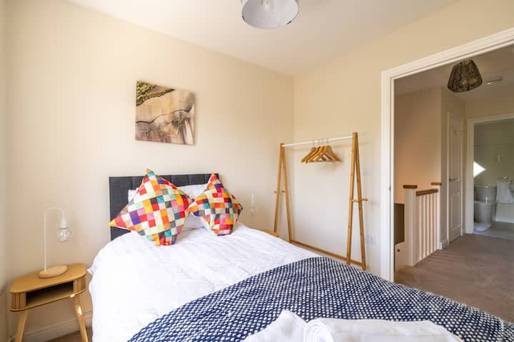 Udobna spavaća soba s jednostrukim krevetom, grijanjem i prozorom s roletama koje se mogu zatamniti kako bi se osiguralo mirno spavanje. Uključuje prostor za odlaganje odjeće s vješalicama i čiste ručnike, što jamči udoban i praktičan boravak.