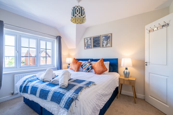 Udobna spavaća soba s bračnim krevetom koji se na zahtjev može razdvojiti u 2 jednostruka. Za vašu udobnost ima grijanje, prozor sa sjenilima za miran san, kuke za vješanje odjeće i svježe ručnike.