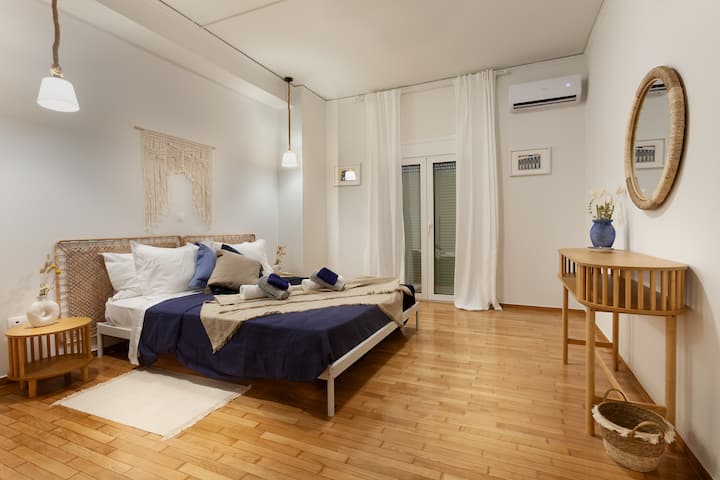 זהו חדר השינה השני - עם מיטה זוגית מלאה, גוונים רכים, רצפות עץ ושפע של מקום לפרוק את המזוודות ולהירגע.