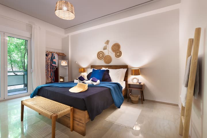 אחד משלושה חדרי שינה כפולים - עם אור טבעי, גישה למרפסת, מצעים מלאים ותריסי האפלה.