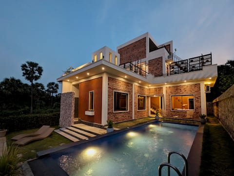 Villa with Private Pool : 12 mins walk Beach