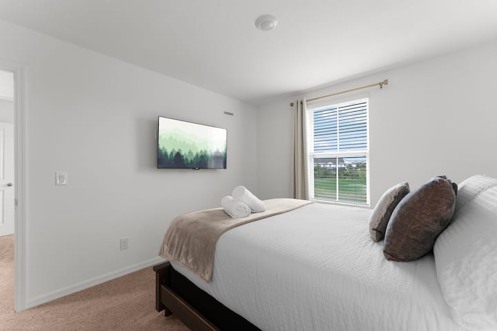 חדר שינה #2 עם מיטת קווין וטלוויזיה #Disney #Parks #Kingdom #Springs #Vacation # Waterpark # davenport #Kissimmee #Orlando #universal # citywalk # legoland # shortstay # longstay # championsgate #resort #golf #enclave #championsgate