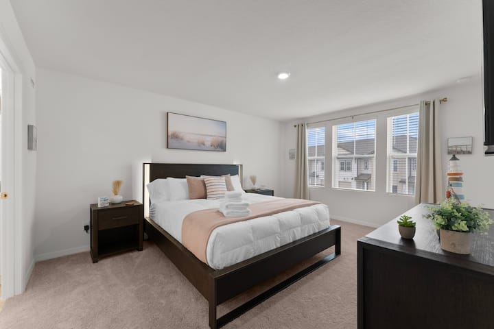 חדר שינה ראשי בסוויטה עם מיטת קינג סייז #Disney # Parks # Kingdom # Springs # Vacation # Waterpark # davenport #Kissimmee #Orlando #universal # citywalk # legoland # shortstay # longstay #championsgate #resort #golf #enclave #championsgate