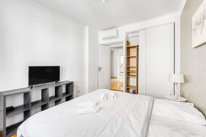 ಸ್ಟೋರೇಜ್ ಮತ್ತು ಟಿವಿ ಹೊಂದಿರುವ ಬೆಡ್‌ರೂಮ್ 2