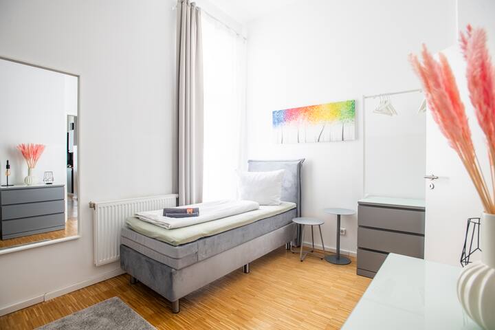 SC 8 by Rockchair | Cozy Apt 3 SZ 2 Bäder Balkon gallery image 2