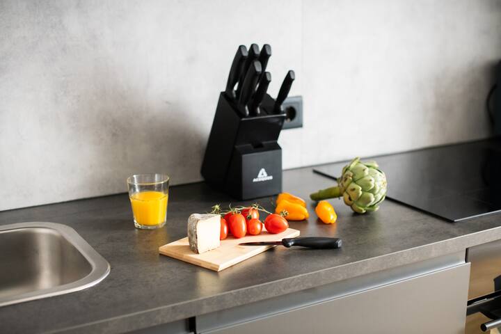 SC 8 by Rockchair | Cozy Apt 3 SZ 2 Bäder Balkon gallery image 5