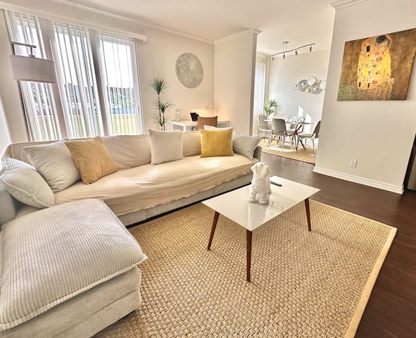 Beverly Deluxe | 2 bed&2 bath| Parking, Gym & Pool