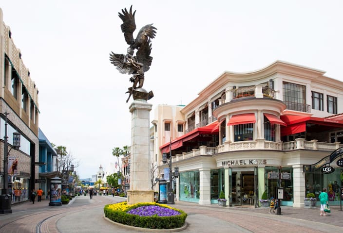 Beverly Place | 2bed&2bath | Gym, Pool, & Parking