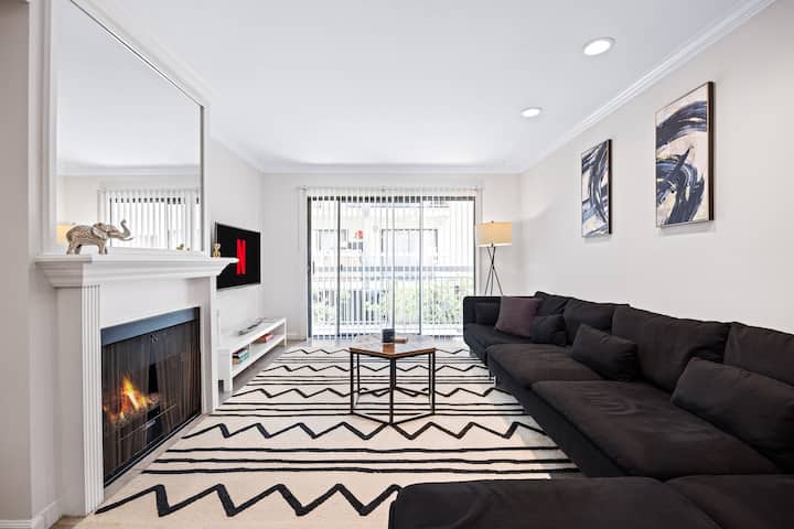 Hollywood Vacation | Modern Apt In Prime Location. - Los Angeles, CA