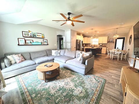 Successful Airbnb property: Charming 4 BDR home-sleeps 10+ mins from beach! in Oriole Beach