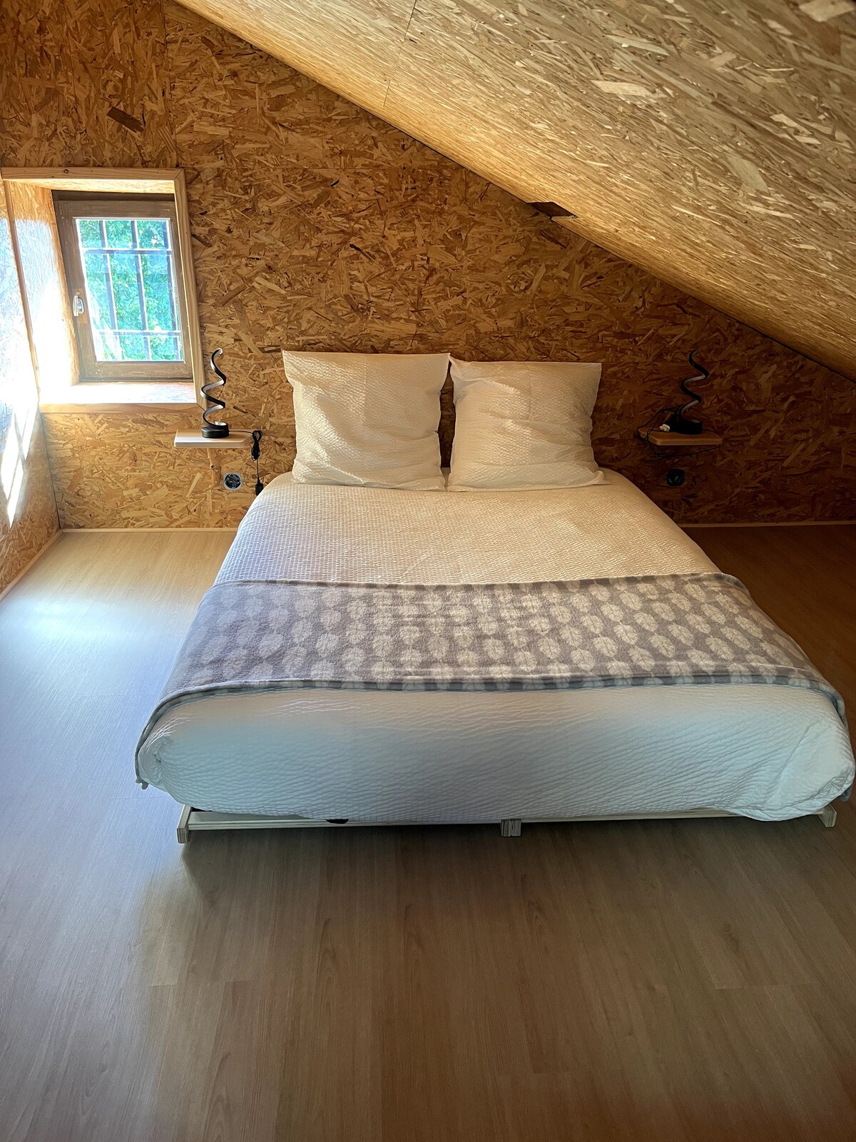 Otkrijte našu četvrtu spavaću sobu: potkrovlje s pristupom preko ljestava. Svijetla (2 prozora, 1 Velux), nudi bračni krevet (140), dječji kutak za igru i modularnu spavaću sobu s krevetima od 90 cm.