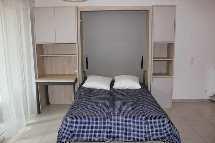 Kitanda kipya kinachoweza kurudishwa nyuma katika nafasi ya usiku 140X200 kilicho na kabati, taa za kando ya kitanda na dawati
