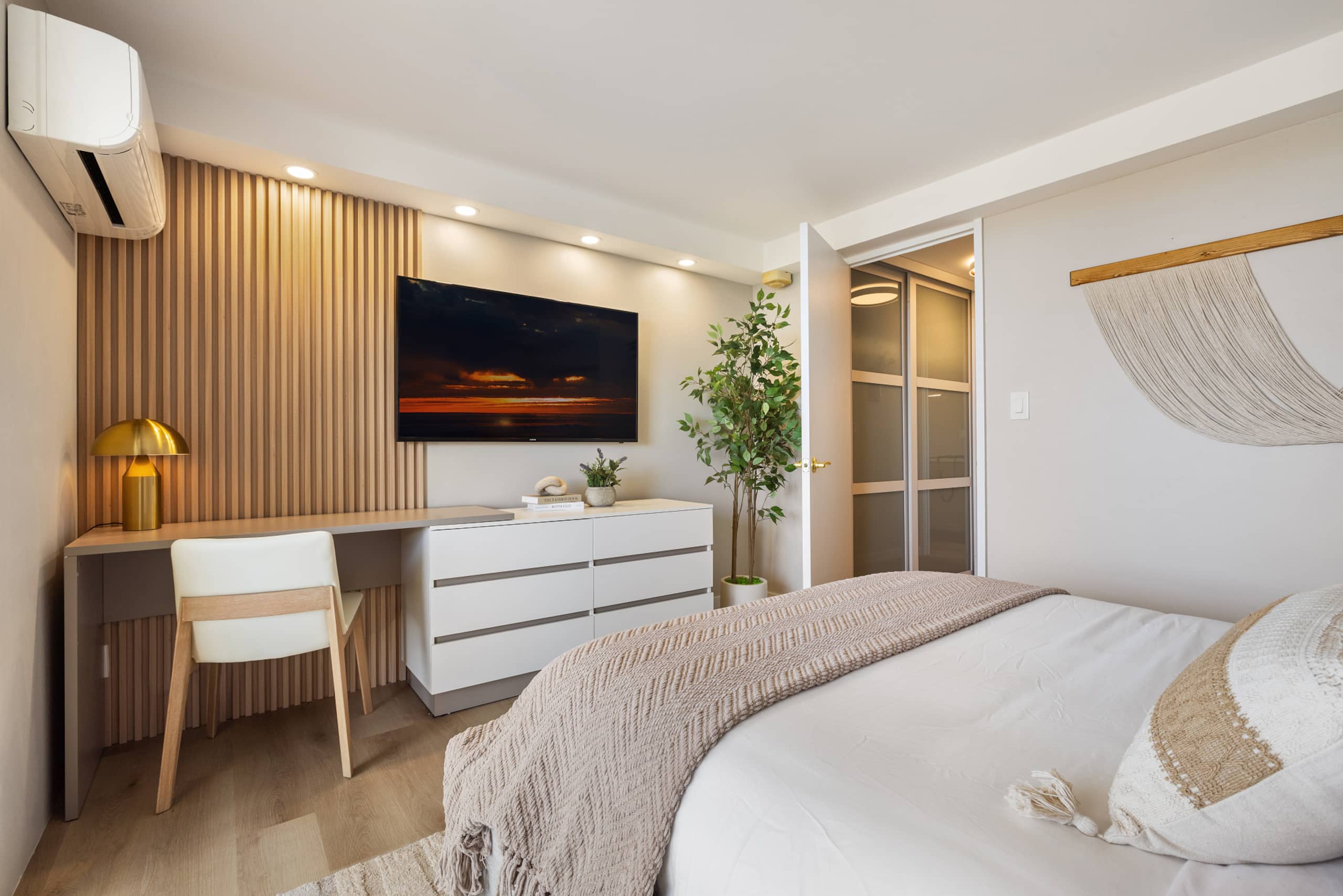Waikiki Ocean Luxe Retreat | High-Floor Views - Image 30