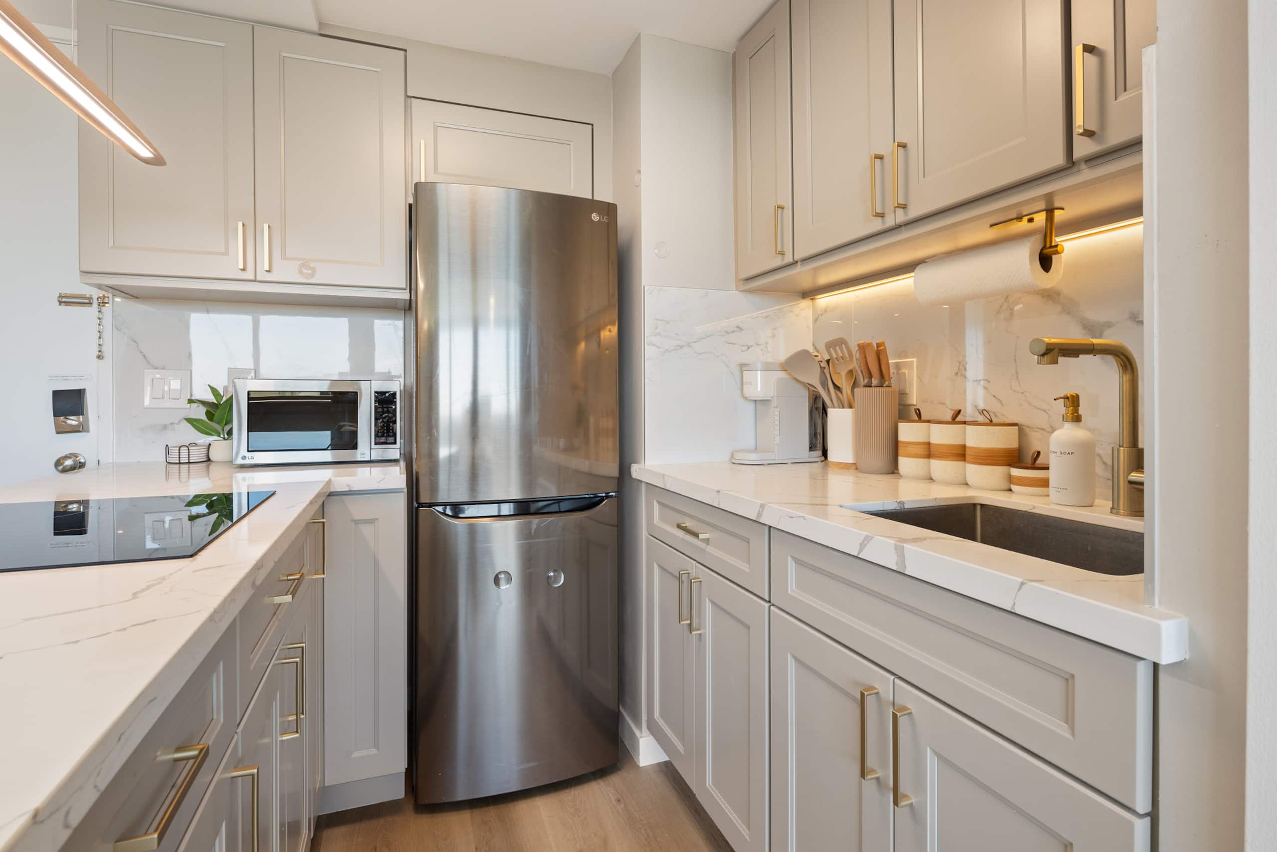 Waikiki Ocean Luxe Retreat | High-Floor Views - Image 16