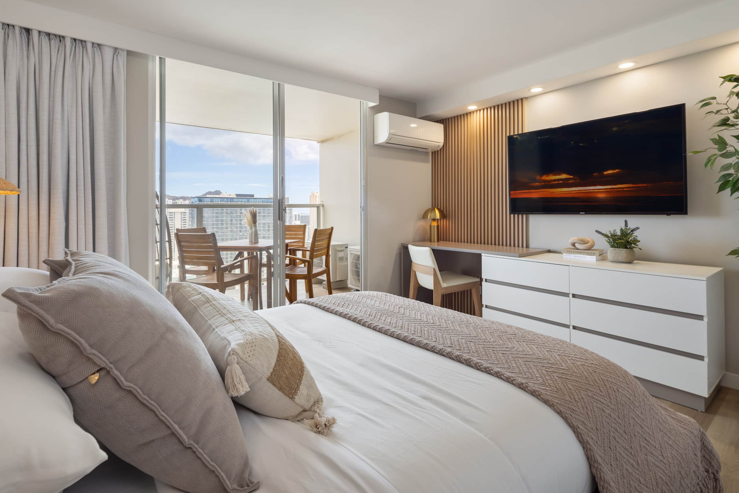 Waikiki Ocean Luxe Retreat | High-Floor Views - Image 28