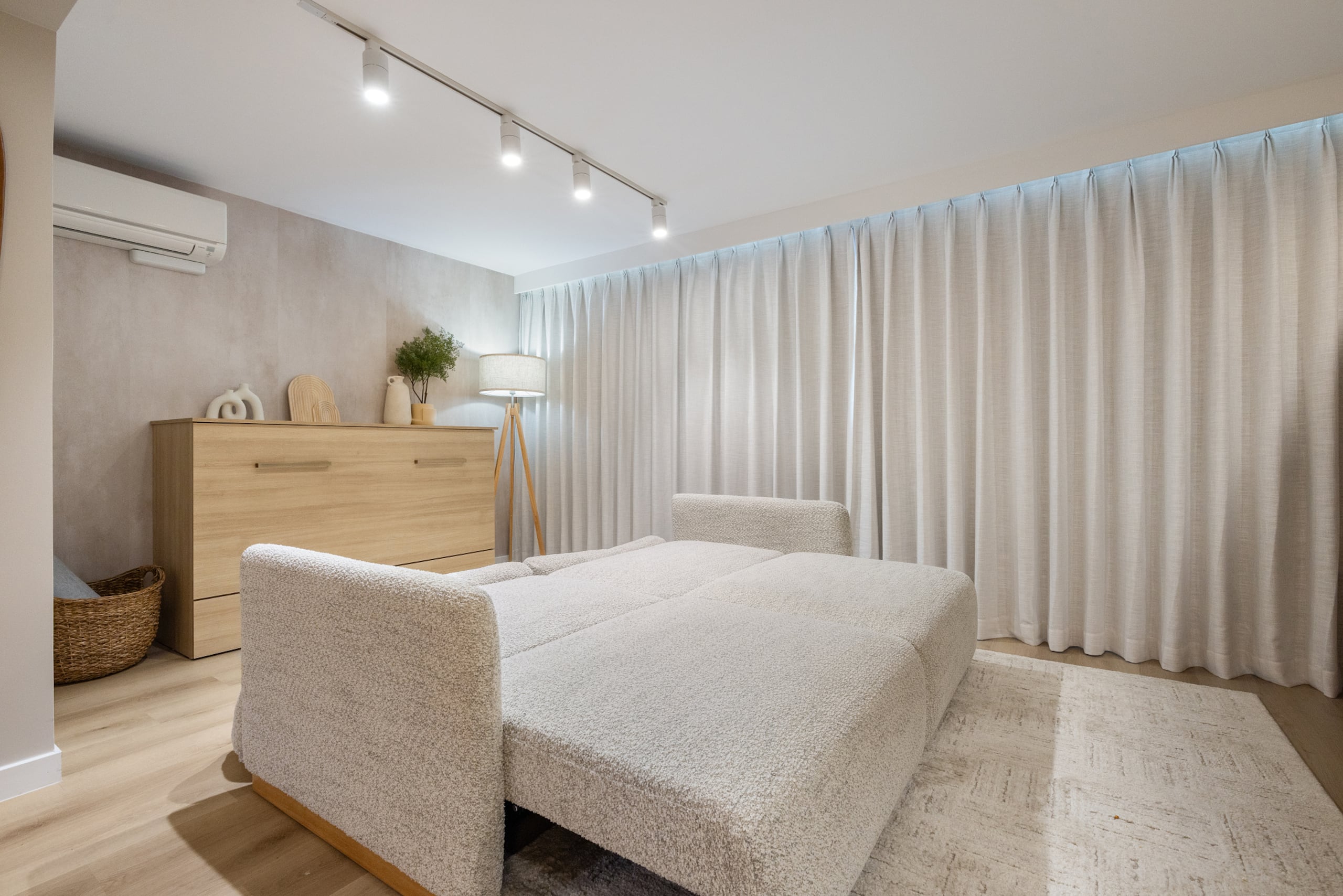 Waikiki Ocean Luxe Retreat | High-Floor Views - Image 10