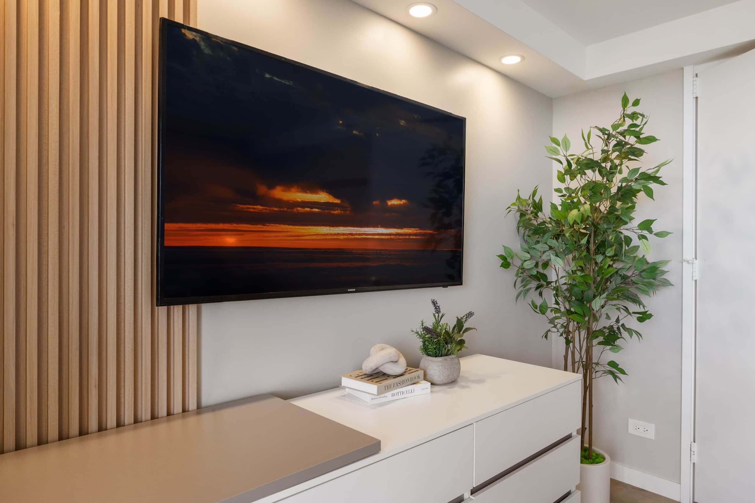 Waikiki Ocean Luxe Retreat | High-Floor Views - Image 37