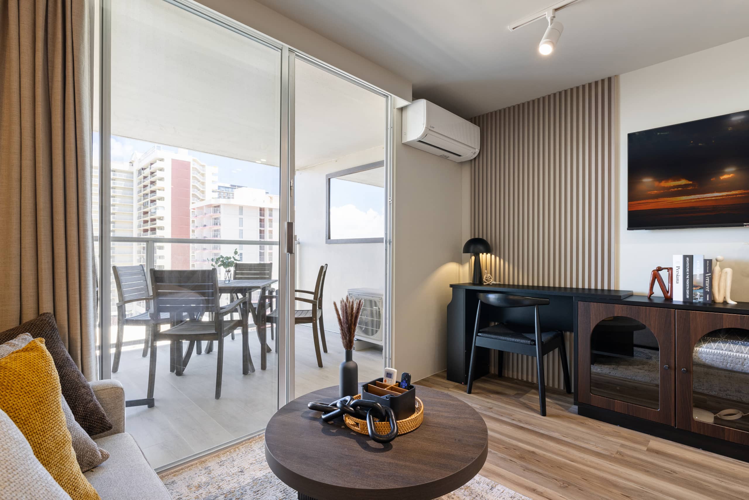Waikiki Chic • Modern Cozy Studio - Image 49