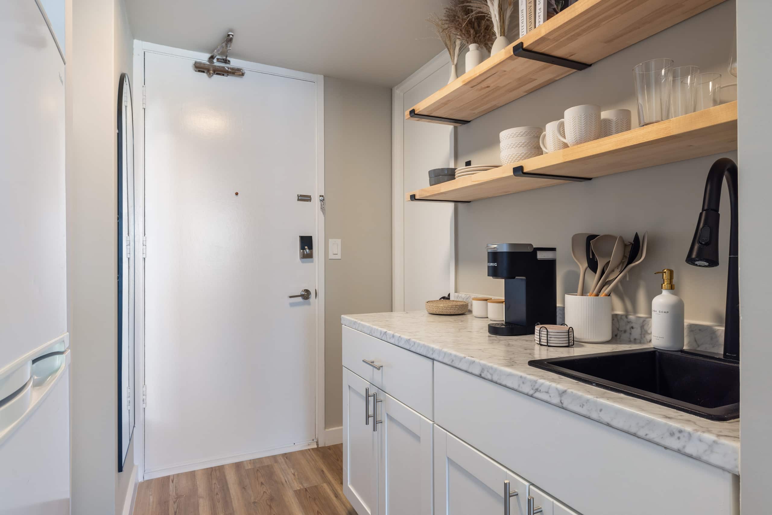 Waikiki Chic • Modern Cozy Studio - Image 1