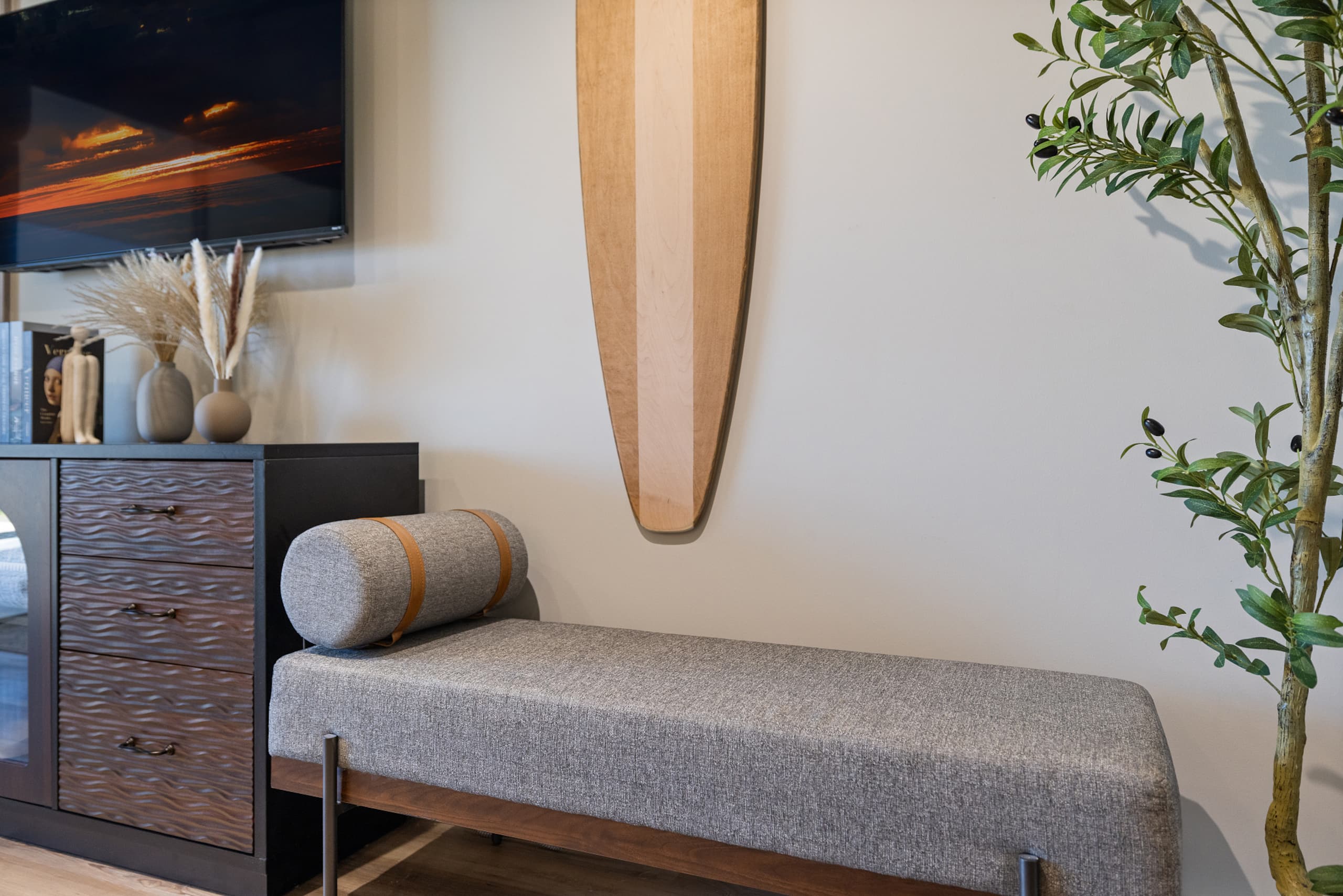 Waikiki Chic • Modern Cozy Studio - Image 41